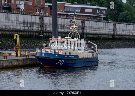 Hambourg, Allemagne - 05 25 2024 : vue du navire de police Amerikahöft amarré à l'embarcadère de l'Elbe à Hambourg. Banque D'Images