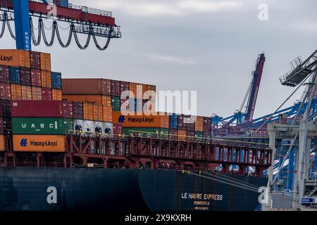 Hambourg, Allemagne - 05 25 2024 : vue de la poupe d'un porte-conteneurs avec des conteneurs et des grues à l'arrière-plan Banque D'Images