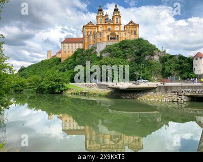 Abbaye de Melk au sommet d'une colline surplombant le Danube avec réflexion de l'eau Banque D'Images