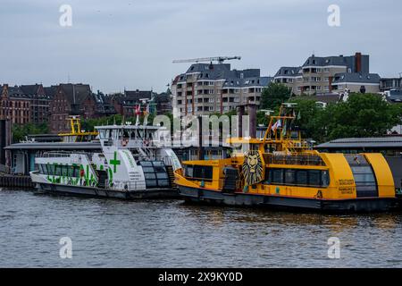 Hambourg, Allemagne - 05 25 2024 : vue de deux ferries elbe amarrés à l'embarcadère de hambourg Banque D'Images