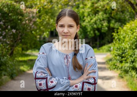 Une jeune belle fille d'Ukraine dans une chemise brodée Banque D'Images