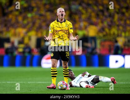 Julian Ryerson du Borussia Dortmund réagit après avoir faussé Vinicius Junior du Real Madrid lors de la finale de l'UEFA Champions League au stade de Wembley à Londres. Date de la photo : samedi 1er juin 2024. Banque D'Images