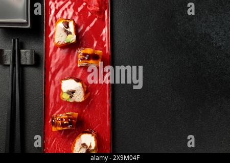 Cuisine japonaise : sushi, rouleau de Mami avec crabe des neiges. Fond noir Banque D'Images