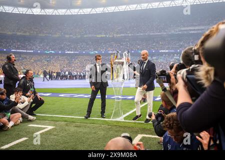 Londres, Croatie. 01 juin 2024. LONDRES, ANGLETERRE - 1er JUIN : Karl-Heinz Riedle (l) et Zinedine Zidane remportent le trophée des vainqueurs de la Ligue des Champions avant la finale de l'UEFA Champions League 2023/24 entre Borussia Dortmund et Real Madrid CF au stade de Wembley le 1er juin 2024 à Londres, Angleterre. Photo : Sanjin Strukic/PIXSELL crédit : Pixsell/Alamy Live News Banque D'Images