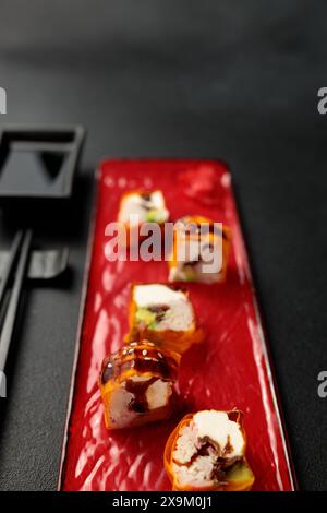 Cuisine japonaise : sushi, rouleau de Mami avec crabe des neiges. Fond noir Banque D'Images