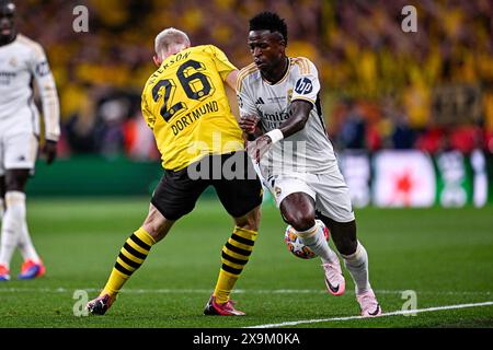 Londres, Royaume-Uni. 01 juin 2024. LONDRES, ROYAUME-UNI - 1er JUIN : Julian Ryerson du Borussia Dortmund, Vinicius Junior du Real Madrid CF se battent pour le ballon lors de la finale 2023/24 de l'UEFA Champions League entre le Borussia Dortmund et le Real Madrid CF au stade de Wembley le 1er juin 2024 à Londres, Royaume-Uni. (Photo de Pablo Morano/BSR Agency) crédit : BSR Agency/Alamy Live News Banque D'Images