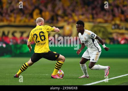 Stade de Wembley, Londres, Royaume-Uni. 1er juin 2024. Finale de l'UEFA Champions League Football, Borussia Dortmund contre Real Madrid ; Vinicius Junior du Real Madrid est contesté par Julian Ryerson du Borussia Dortmund Credit : action plus Sports/Alamy Live News Banque D'Images