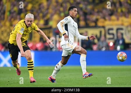 Londres, Royaume-Uni. 01 juin 2024. Julian Ryerson (26) de Dortmund défendant contre Jude Bellingham (5) du Real Madrid lors d'un match de football entre le Borussia Dortmund allemand et le Real Madrid CF espagnol lors de la finale de l'UEFA Champions League de la saison 2023-24, le samedi 1er juin 2024 à Londres, Royaume-Uni . Crédit : Sportpix/Alamy Live News Banque D'Images