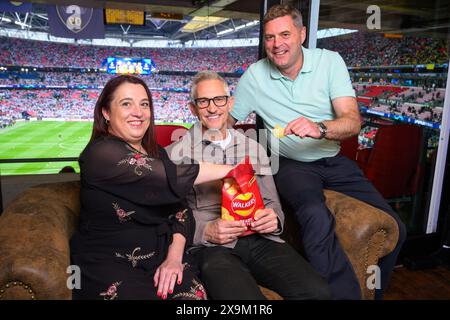 Sarah carter et Mark Slaughter de Portsmouth, vainqueurs de la compétition À USAGE ÉDITORIAL EXCLUSIF, accompagnées de Gary Lineker devant la finale de l'UEFA Champions League ce soir au stade de Wembley à Londres dans le cadre de la compétition « No Walkers, No Game ». Date de la photo : samedi 1er juin 2024. Banque D'Images