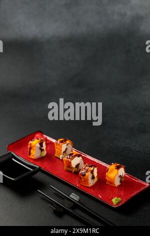 Un rouleau de Mami avec un crabe des neiges succulent est élégamment mis en valeur sur un fond noir, incarnant l'essence de la cuisine japonaise Banque D'Images