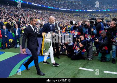 Karl-Heinz Riedle et Zinedine Zidane sortent avec le Trophée de l'UEFA Champions League avant la finale de l'UEFA Champions League au stade de Wembley à Londres. Date de la photo : samedi 1er juin 2024. Banque D'Images