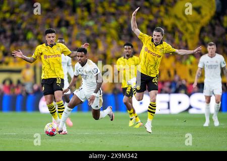 Rodrygo du Real Madrid (au centre) passe devant Jadon Sancho du Borussia Dortmund (à gauche) et Marcel Sabitzer lors de la finale de l'UEFA Champions League au stade de Wembley à Londres. Date de la photo : samedi 1er juin 2024. Banque D'Images