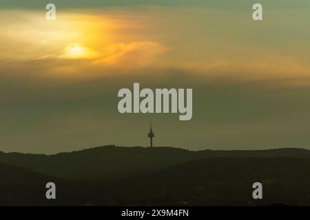 Tour de télécommunications Exelberg, montagne Exelberg, soleil dans les nuages Klosterneuburg Wienerwald, Vienne Woods Niederösterreich, basse-Autriche Autriche Banque D'Images