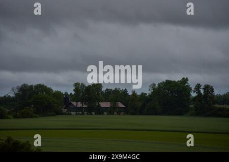 Langweid, Bavière, Allemagne - 1er juin 2024 : nuages de pluie sombres dans le ciel au-dessus de Langweid dans le district d'Augsbourg en Bavière *** Dunkle Regenwolken am Himmel über Langweid im Landkreis Augsburg dans le Bayern Banque D'Images