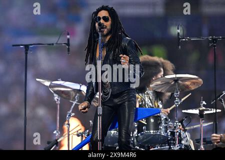 Londres, Royaume-Uni. 01 juin 2024. LONDRES, ROYAUME-UNI - 1er JUIN : la chanteuse Lenny Kravitz effectue la cérémonie d'ouverture avec un groupe avant le match de la finale de l'UEFA Champions League 2023/24 entre le Borussia Dortmund et le Real Madrid CF au stade de Wembley le 1er juin 2024 à Londres, au Royaume-Uni. (Photo de Pablo Morano/BSR Agency) crédit : BSR Agency/Alamy Live News Banque D'Images