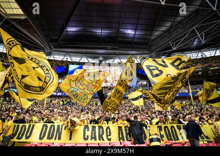 Londres, Royaume-Uni. 01 juin 2024. LONDRES, ROYAUME-UNI - 1er JUIN : les fans du Borussia Dortmund, surnommé « le mur jaune », créent une atmosphère agréable avant le match de la finale de l'UEFA Champions League 2023/24 entre le Borussia Dortmund et le Real Madrid CF au stade de Wembley le 1er juin 2024 à Londres, au Royaume-Uni. (Photo de Pablo Morano/BSR Agency) crédit : BSR Agency/Alamy Live News Banque D'Images
