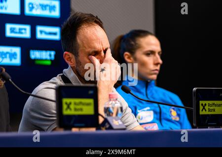 Budapest, Hongrie. 01 juin 2024. Budapest, Hongrie : Handball EHF CL finale 4 - demi-finale - Metz Handball - SG BBM Bietigheim, l'entraîneur Emmanuel Mayonnade (Metz) réagit. Crédit : Marco Wolf/Wolf-sportfoto/dpa/Alamy Live News Banque D'Images