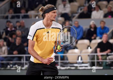 Paris, France. 01 juin 2024. Alexander Zverev, d'Allemagne, sert contre Tallon Griekspoor, des pays-Bas, dans le match de troisième tour en simple masculin au septième jour de l'Open de France 2024 à Roland Garros le 1er juin 2024 à Paris, France. (Photo de QSP) crédit : QSP/Alamy Live News Banque D'Images