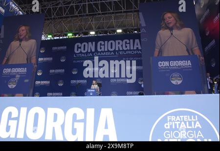 Rome, Italie. 01 juin 2024. Le premier ministre italien Giorgia Meloni prend la parole à la fin de la campagne pour les élections européennes du parti Fratelli d'Italia, Rome, Italie, le 1er juin 2024. Meloni elle-même est candidate au Parlement européen, avec de nombreux membres du parti comme Adriana poli Bortone et des alliés comme Antonio Tajani du parti Forza Italia. (Photo par Elisa Gestri/Sipa USA) crédit : Sipa USA/Alamy Live News Banque D'Images