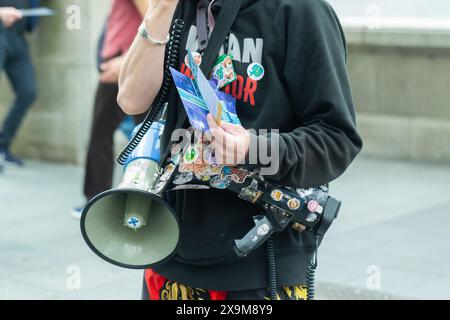 Londres, Grande-Bretagne. 1er juin 2024. Les militants des droits des animaux organisent une manifestation bruyante devant l'aquarium du London Sealife Centre aujourd'hui. Appel à des foules de spectateurs et de visites de familles pour boycotter les centres de vie maritime à travers le Royaume-Uni. Helen Cowles / Alamy Live News. Banque D'Images