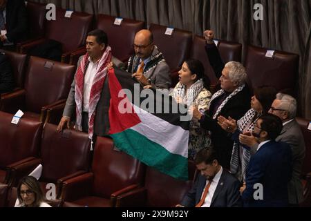 1er juin 2024, Valparaido, région de valparaiso, valparaiso : les parlementaires tiennent un drapeau palestinien sur le compte public du président chilien Gabriel Boric. (Crédit image : © Cristobal Venegas/ZUMA Press Wire) USAGE ÉDITORIAL SEULEMENT! Non destiné à UN USAGE commercial ! Banque D'Images