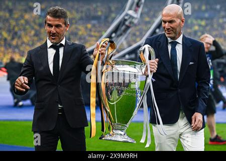 Londres, Royaume-Uni. 01 juin 2024. LONDRES, ROYAUME-UNI - 1er JUIN : Karl-Heinz Riedle et Zinedine Zidane remportent le trophée de l'UEFA Champions League avant le match final 2023/24 de l'UEFA Champions League entre le Borussia Dortmund et le Real Madrid CF au stade de Wembley le 1er juin 2024 à Londres, Royaume-Uni. (Photo de Pablo Morano/BSR Agency) crédit : BSR Agency/Alamy Live News Banque D'Images