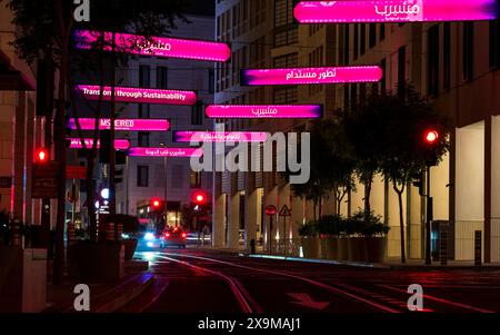 Doha, Qatar- mai 05,2024 : vue du Musheireb avec le tram en arrière-plan pendant la nuit Banque D'Images