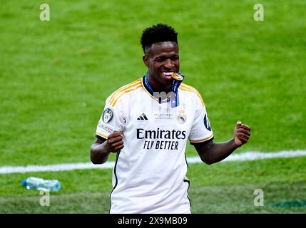 Vinicius Junior du Real Madrid célèbre avec sa médaille après avoir remporté la finale de l'UEFA Champions League au stade de Wembley à Londres. Date de la photo : samedi 1er juin 2024. Banque D'Images