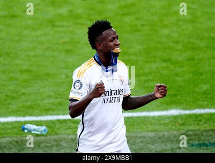 Vinicius Junior du Real Madrid célèbre avec sa médaille après avoir remporté la finale de l'UEFA Champions League au stade de Wembley à Londres. Date de la photo : samedi 1er juin 2024. Banque D'Images