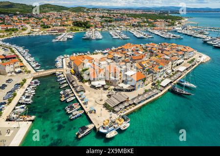 Vue aérienne de la vieille ville de Tribunj sur une petite île de la mer Adriatique, Croatie Banque D'Images