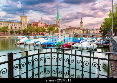 Vue panoramique sur Fraumunster et l'église St Peters avec des bateaux amarrés à Zurich, Suisse Banque D'Images