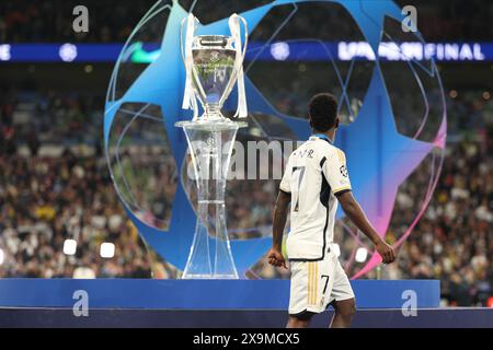 Stade de Wembley, Londres le samedi 1er juin 2024. Vinicius Junior (Real Madrid) devant le trophée après la finale de l'UEFA Champions League entre le Borussia Dortmund et le Real Madrid au stade de Wembley à Londres le samedi 1er juin 2024. (Photo : Pat Isaacs | mi News) crédit : MI News & Sport /Alamy Live News Banque D'Images