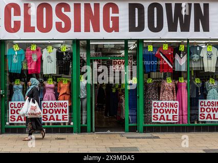 Londres, Royaume-Uni. 1er juin 2024. Signe de clôture de vente sur le magasin qui a cessé ses activités. Un autre exemple du déclin de la grande rue britannique. Plusieurs facteurs contributifs s’alignent pour aboutir à un déclin des rues élevées, y compris la crise du coût de la vie, la compression des revenus des ménages en raison de l’inflation et la chute de la livre après le Brexit, un glissement vers les ventes en ligne. Horst Friedrichs /Alamy Live News Banque D'Images