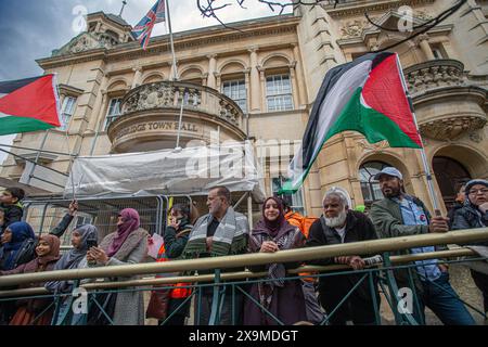 Londres, Royaume-Uni. 1er juin 2024.Ilford North devant la mairie de Redbridge, les manifestants se rassemblent pour un rassemblement exigeant la fin immédiate du génocide à Gaza et des ventes d'armes à Israël, ainsi que des sanctions internationales contre Israël et la liberté pour la Palestine. Leanne Mohamad se présentera contre le secrétaire de la santé de l'ombre lors des prochaines élections générales dans un climat de colère contre la position Israël-Gaza du parti travailliste. Horst Friedrichs /Alamy Live News Banque D'Images