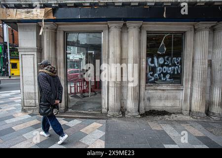 Londres, Royaume-Uni. 1er juin 2024. Signe de clôture de vente sur le magasin qui a cessé ses activités. Un autre exemple du déclin de la grande rue britannique. Plusieurs facteurs contributifs s’alignent pour aboutir à un déclin des rues élevées, y compris la crise du coût de la vie, la compression des revenus des ménages en raison de l’inflation et la chute de la livre après le Brexit, un glissement vers les ventes en ligne. Horst Friedrichs /Alamy Live News Banque D'Images