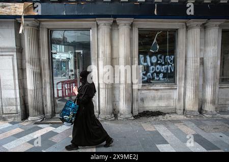 Londres, Royaume-Uni. 1er juin 2024. Signe de clôture de vente sur le magasin qui a cessé ses activités. Un autre exemple du déclin de la grande rue britannique. Plusieurs facteurs contributifs s’alignent pour aboutir à un déclin des rues élevées, y compris la crise du coût de la vie, la compression des revenus des ménages en raison de l’inflation et la chute de la livre après le Brexit, un glissement vers les ventes en ligne. Horst Friedrichs /Alamy Live News Banque D'Images