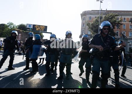 Rome, Italie. 1er juin 2024. Un groupe d'étudiants universitaires retourne à l'Université la Sapienza escorté par la police (crédit image : © Matteo Nardone/Pacific Press via ZUMA Press Wire) USAGE ÉDITORIAL SEULEMENT! Non destiné à UN USAGE commercial ! Banque D'Images