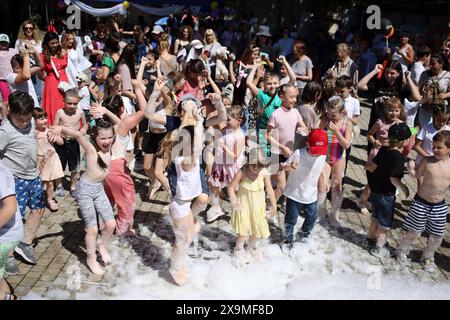 Odessa, Ukraine. 01 juin 2024. Les enfants vus s'amuser lors d'une fête de mousse au théâtre d'été. En l'honneur de la Journée internationale de l'enfance, les autorités de la ville d'Odessa ont organisé une fête de mousse gratuite pour les enfants au Théâtre d'été. (Photo de Viacheslav Onyshchenko/SOPA images/SIPA USA) crédit : SIPA USA/Alamy Live News Banque D'Images