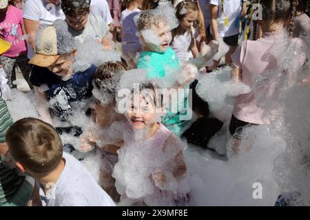 Odessa, Ukraine. 01 juin 2024. Les enfants vus s'amuser lors d'une fête de mousse au théâtre d'été. En l'honneur de la Journée internationale de l'enfance, les autorités de la ville d'Odessa ont organisé une fête de mousse gratuite pour les enfants au Théâtre d'été. (Photo de Viacheslav Onyshchenko/SOPA images/SIPA USA) crédit : SIPA USA/Alamy Live News Banque D'Images