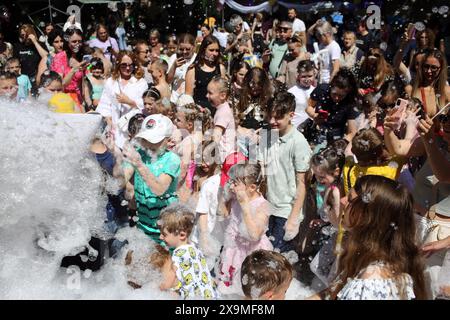 Odessa, Ukraine. 01 juin 2024. Les enfants vus s'amuser lors d'une fête de mousse au théâtre d'été. En l'honneur de la Journée internationale de l'enfance, les autorités de la ville d'Odessa ont organisé une fête de mousse gratuite pour les enfants au Théâtre d'été. (Photo de Viacheslav Onyshchenko/SOPA images/SIPA USA) crédit : SIPA USA/Alamy Live News Banque D'Images