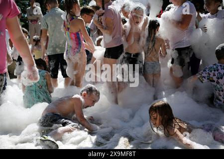 Odessa, Ukraine. 01 juin 2024. Les enfants vus s'amuser lors d'une fête de mousse au théâtre d'été. En l'honneur de la Journée internationale de l'enfance, les autorités de la ville d'Odessa ont organisé une fête de mousse gratuite pour les enfants au Théâtre d'été. (Photo de Viacheslav Onyshchenko/SOPA images/SIPA USA) crédit : SIPA USA/Alamy Live News Banque D'Images