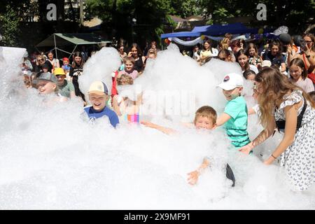 Odessa, Ukraine. 01 juin 2024. Les enfants vus s'amuser lors d'une fête de mousse au théâtre d'été. En l'honneur de la Journée internationale de l'enfance, les autorités de la ville d'Odessa ont organisé une fête de mousse gratuite pour les enfants au Théâtre d'été. (Photo de Viacheslav Onyshchenko/SOPA images/SIPA USA) crédit : SIPA USA/Alamy Live News Banque D'Images