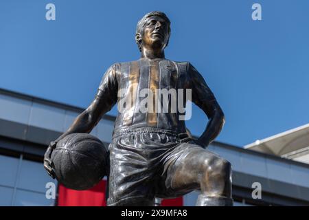 ISTANBUL, TURQUIE - 31 MAI 2024 : Statue de Can Bartu, joueur de football légendaire du club sportif de Fenerbahce. Banque D'Images