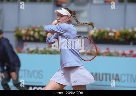 Elena Rybakina, du Kazakhstan, contre Yulia Putintseva lors de son match de quart de finale en simple féminin de l’Open de Muta Madrid à la Caja Magica le 1er mai 2024 à Madrid, en Espagne. Avec la participation des artistes : Elena Rybakina où : Madrid, Espagne quand : 01 mai 2024 crédit : Oscar Gonzalez/WENN Banque D'Images