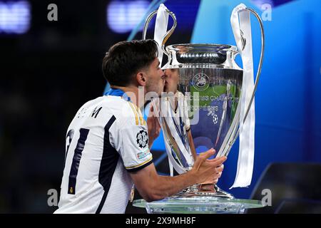 Londres, Royaume-Uni. 01 juin 2024. Brahim Diaz du Real Madrid CF embrasse le trophée à la fin de la finale de la Ligue des Champions 2023/2024 entre le Borussia Dortmund et le Real Madri CF au stade de Wembley à Londres (Angleterre), le 1er juin 2024. Le Real Madrid a gagné 2-0 contre le Borussia Dortmund en remportant sa 15e Ligue des Champions. Crédit : Insidefoto di andrea staccioli/Alamy Live News Banque D'Images