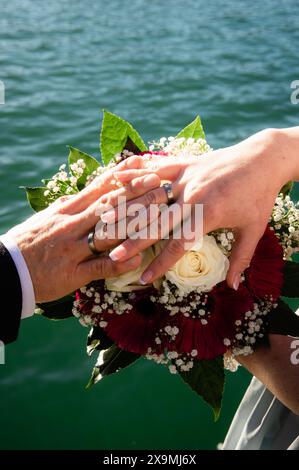 mariée, marié, anneaux de mariage, mains, bouquet de mariage, fleurs, mariage, jour de mariage, amour, engagement, ensemble, cérémonie, célébration, vœux Banque D'Images