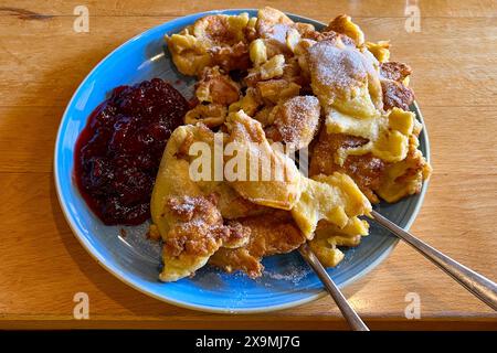 kaiserschmarren, allemand, sucré, nourriture, dessert, assiette, traditionnel, plat, sucre en poudre, raisins secs, amandes Banque D'Images