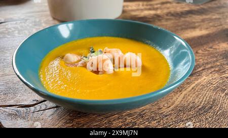 Soupe de citrouille, crevettes, bol, table, délicieux, crémeux, orange, fruits de mer, gourmand, chaud, appétissant, repas, nourriture réconfortante Banque D'Images