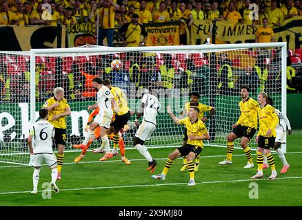 Daniel Carvajal du Real Madrid marque le premier but de son équipe lors de la finale de l'UEFA Champions League au stade de Wembley à Londres. Date de la photo : samedi 1er juin 2024. Banque D'Images