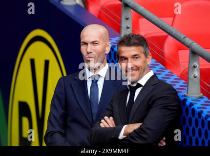 L'ancien joueur et entraîneur du Real Madrid Zinedine Zidane (à gauche) et l'ancien joueur du Borussia Dortmund Karl-Heinz Riedle avant la finale de l'UEFA Champions League au stade de Wembley à Londres. Date de la photo : samedi 1er juin 2024. Banque D'Images